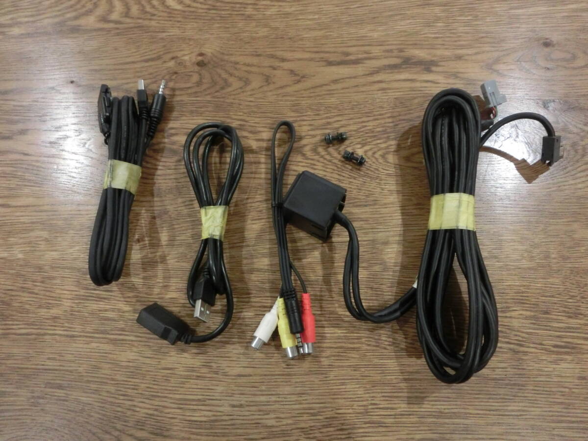 トヨタ純正　USB/VTＲ入力端子