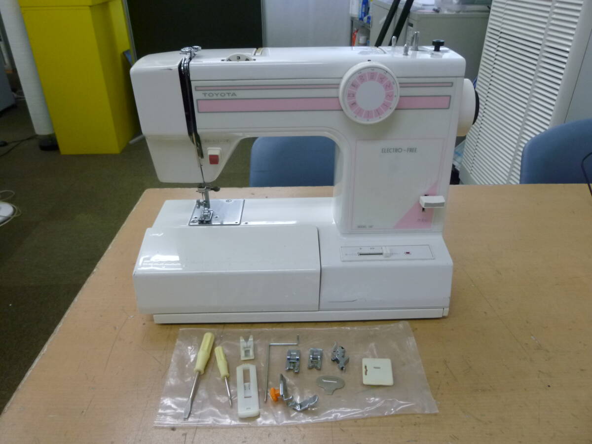 中古ジャンク品　TOYOTA　　ELECTRO-FREE　ミシン【R-3】送料無料（北海道・沖縄・離島・佐川急便中継料金がかかる地域は除く）