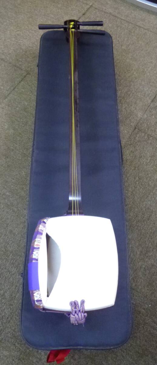 中古(ジャンク品) 中棹 三味線 詳細は不明 長さ約100㎝ ケース付き [O-106] 送料無料(北海道・沖縄・離島は除く)◆