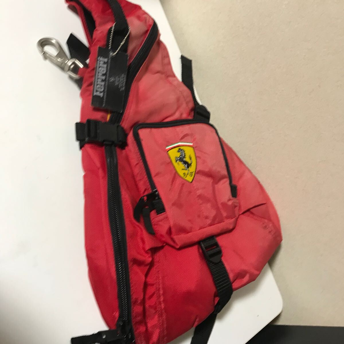斜め掛けバック　ボディバッグ　ショルダーバッグフェラーリ　ワンショルダー　Ferrari 赤　RED 色褪せあり【0-100904】