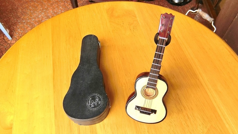 クラシック ギター ミニチュア The Music Gifts Company Miniature Instruments CG18 Classical Guitar 18㎝