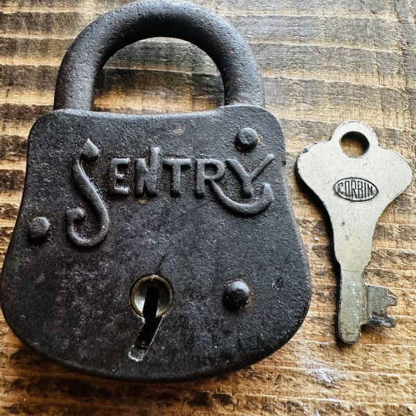 M672*vintage*1940's*SENTRY*CORBIN*南京錠*パドロック*USA*アメリカ*雑貨*鍵*レトロ*インダストリアル*DIY*ガレージ*インテリア*antique*