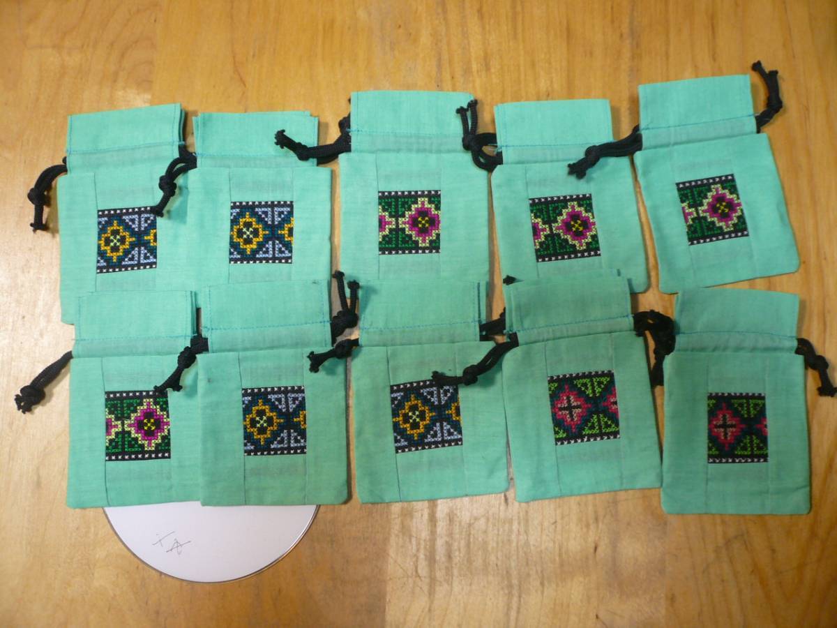 2304即決有　送料270円～ 10個組 萌黄薄緑ライトグリーン　タイ少数民族刺繍　ポチ袋 小銭入 お年玉袋 小物入巾着　布約7-8.5×約10ｃｍ　
