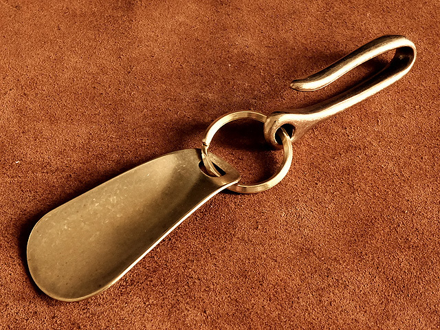 ツリバリフック付き 真鍮製 シューホーンキーホルダー（ショート）ゴールド ブラス レザー ビジネス キーリング 靴ベラ クツベラ くつべら