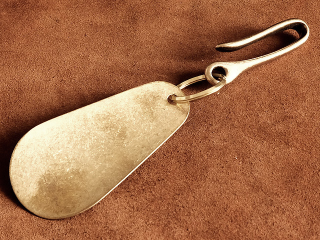 ツリバリフック付き 真鍮製 シューホーンキーホルダー（ワイド）ゴールド ブラス レザー ビジネス キーリング 靴ベラ クツベラ くつべら