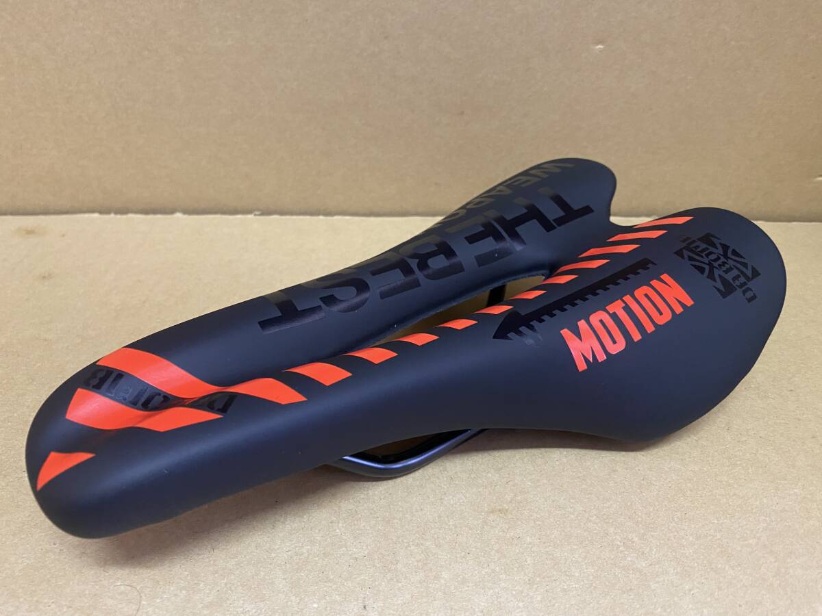DABOMB　ダボム　MOTION モーションサドル ブラック/レッド　新品未使用　ショートノーズ