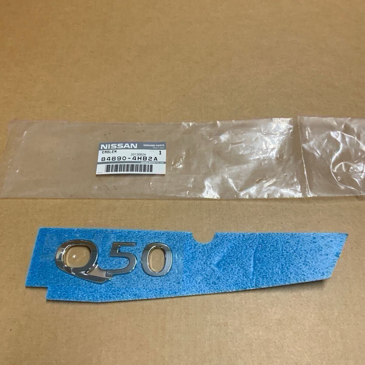 日産 インフィニティ ロゴ エンブレム Q50 純正部品 84890-4HB2A セダン 海外仕様 PTHA0001-1A2