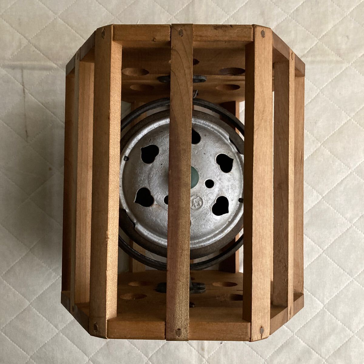 大正.昭和時代レトロな古民具 .あんか 炭こたつ .回転こたつ .やぐらこたつ .材質は木製.鉄製.揺れても中の炭を入れてる所は並行に成ります