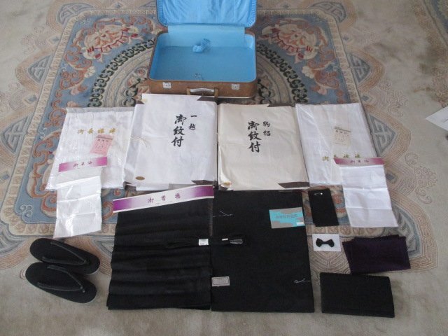 D1181【特選 喪服セット15点：草履 バック 帯揚げ 帯〆 紋章2点 着物2枚 長襦袢2枚 半衿2枚 帯 風呂敷 専用バック】新品 黒