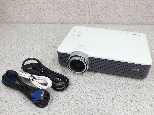 ■β 【使用時間140時間】SANYO PRO xtraX LPXU88 プロジェクター 3000 ルーメン 映像少し難あり
