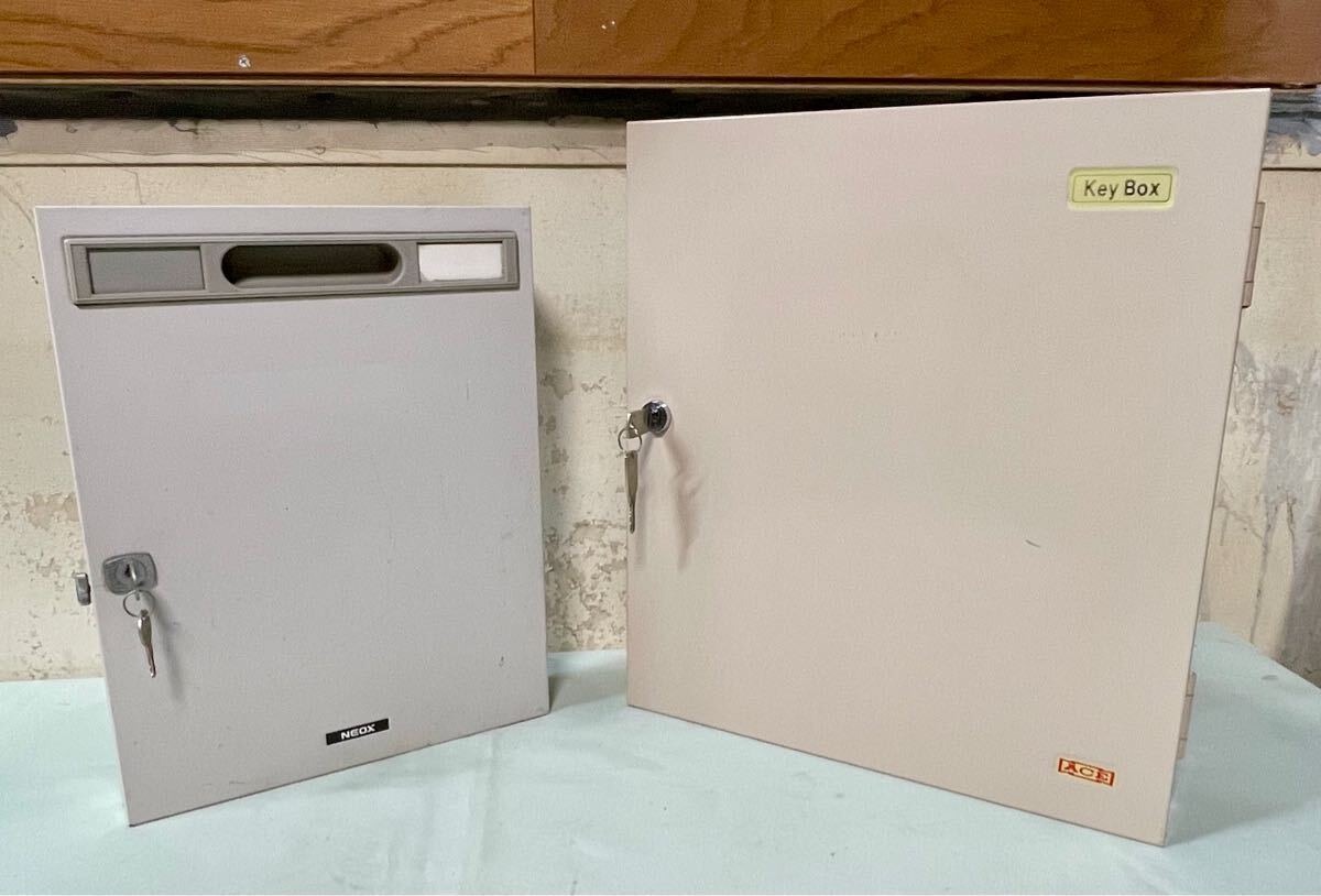 キーボックス大小2個セット　鍵付き　大幅約35㎝ 高さ約40全然　厚み約5.5㎝　小幅約27㎝　高さ約35㎝ 厚み約5㎝ １１ー１