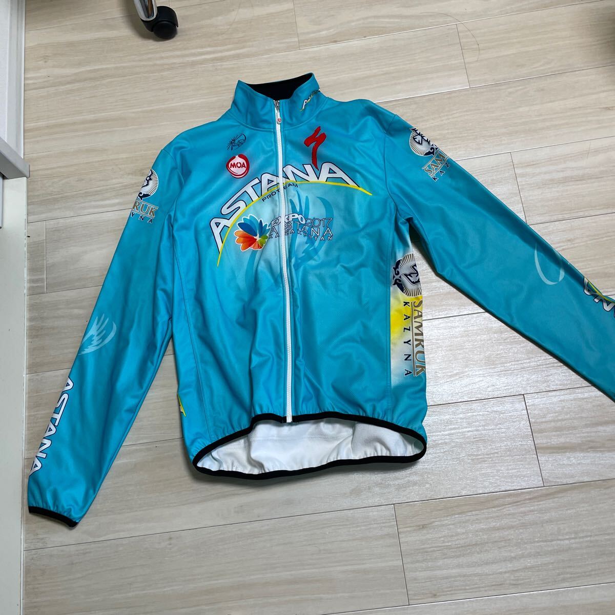 未使用品　プロサイクルチーム　ASTANA アスタナ　サイクル　ウィンタージャケット　　　サイズXL スペシャライズド