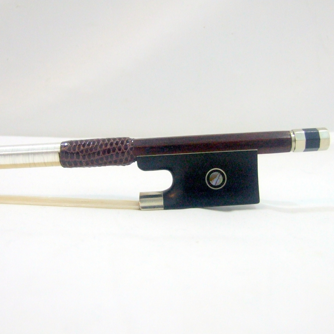 バイオリン弓 C.LOZER 刻印 4/4 トカゲ革 Silver & Ebony オクタゴン フェルナンブーコ ブラジル弓 毛替え仕上げ済み 61g 扱いやすいです。