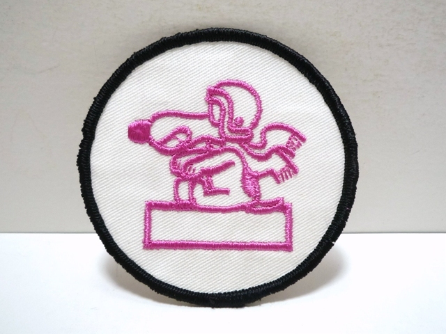 70’s　ビンテージ　スヌーピー　SNOOPY　ワッペン　宿敵レッドバロン　黒×ピンク　丸い　直径7.8cm　デッドストック　未使用