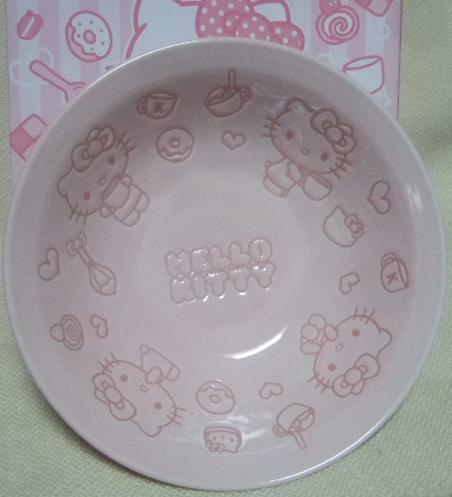 Hello Kitty ボウル(桃,直径:17cm x 高さ:5cm)。