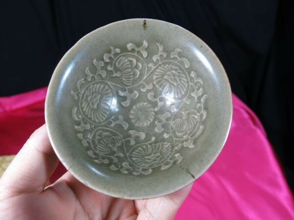 花唐草陽刻青磁碗　明清時代　中国　焼き物