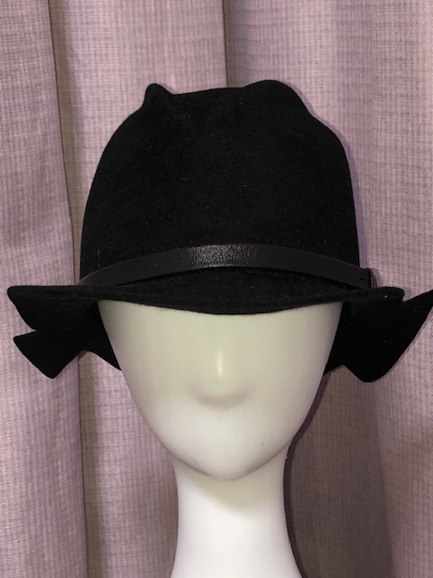 訳アリ!未使用!レディガガ,ジョニーデップ等セレブ御用達Brand!Gladys Tamez MillineryエレガントHandmade LA/USA!ボーラーHat参考価5万5千