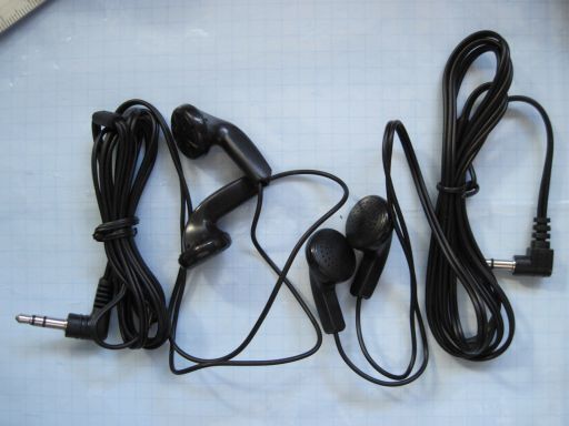 SB02　メーカー不明　付属品？？　安物　ステレオイヤホン？　長期保存品　詳細、動作不明　ジャンク品　2個セット