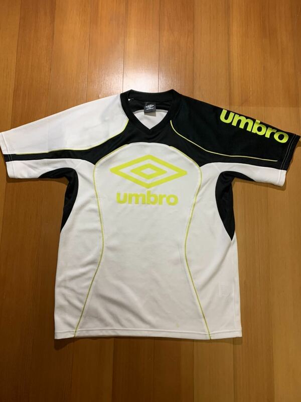 送料無料！アンブロ　umbro　Tシャツ　半袖　メンズ　スポ－ツ　黒　白　サッカ－　フットサル　トレ－ニング