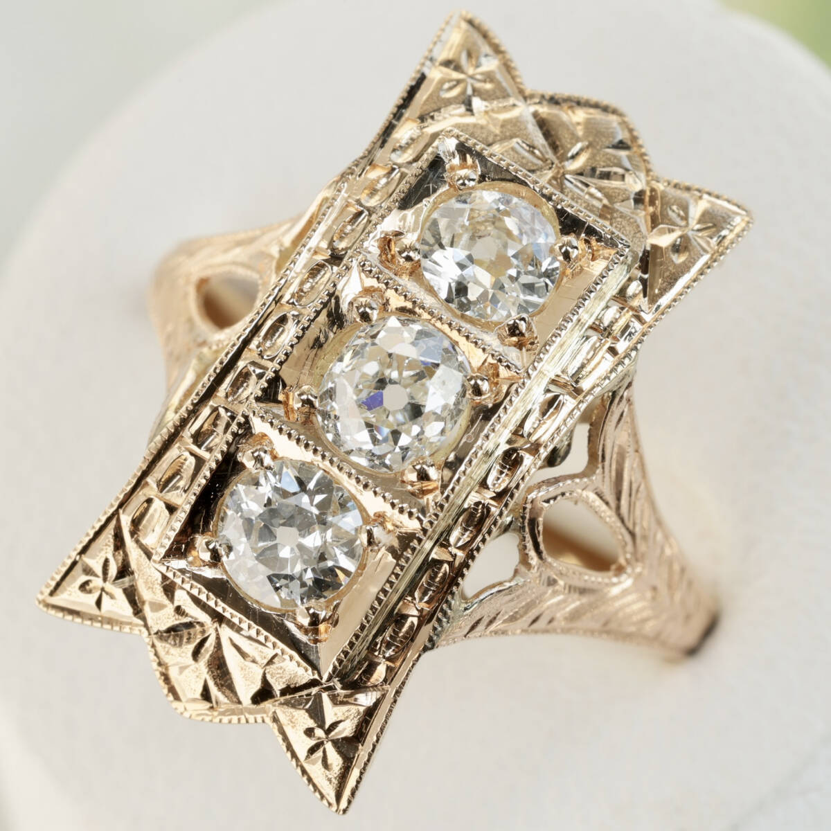 K18 オールドヨーロピアンカット オールドマインカット ダイヤモンド 3ストーン 彫金 リング アンティークジュエリー オールドダイヤモンド