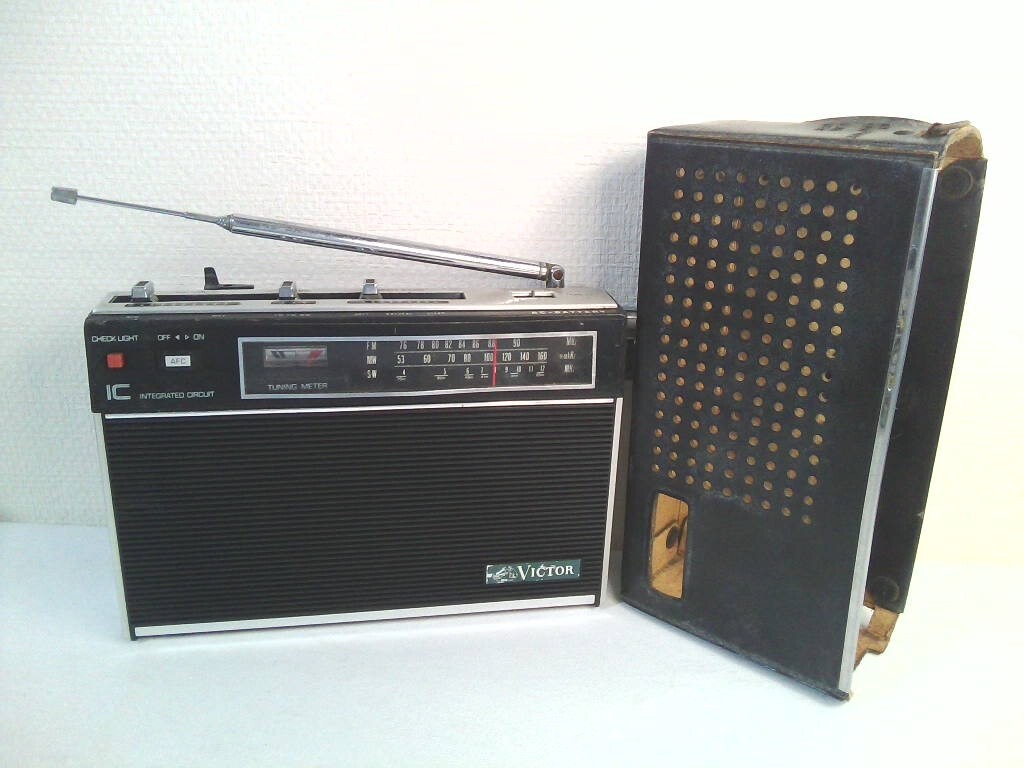 昭和レトロ★VICTOR ビクター F-930N　FM/SW/MW 3バンド ポータブルラジオ　年代物　ケース付き★受信可能！ジャンク