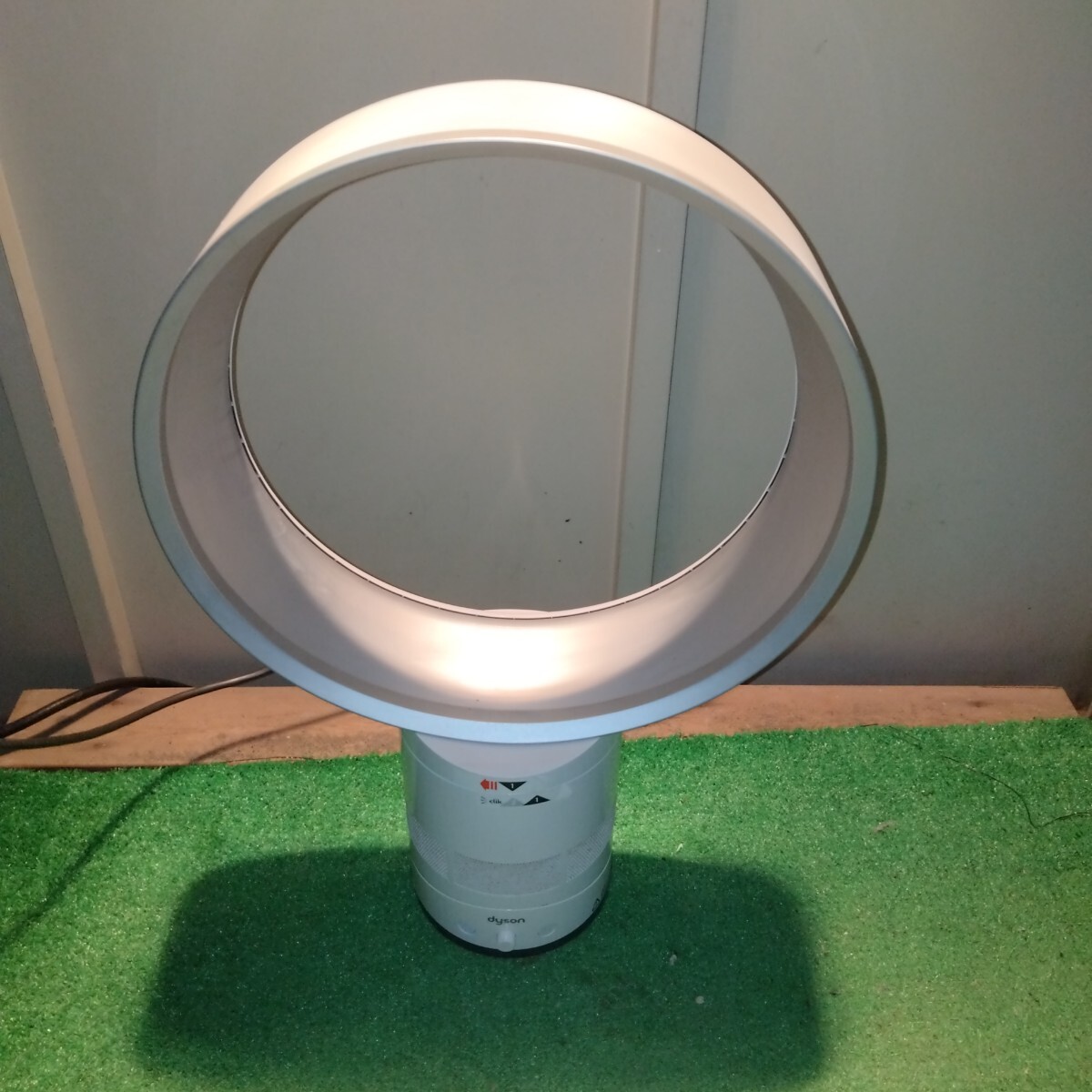 ダイソン dyson AM01　テーブルファン　卓上扇風機　ホワイト 羽根なし扇風機 中古品