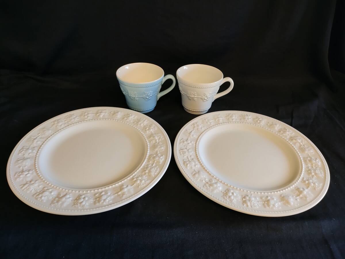 展示品・美品 ウェッジウッド フェスティビティ アイボリー プレート2枚/マグ2客 アイボリー ブルー 洋食器 WEDGWOOD　