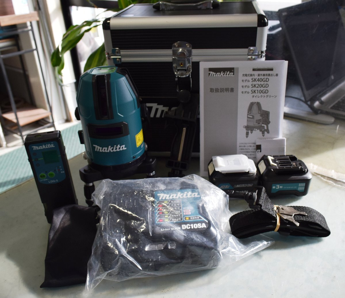 マキタ 充電式屋内・屋外兼用墨出し器 グリーンレーザー SK20GD おおがね・ろく 本体+受光器 バッテリー1個 単3電池パック ADP09 充電器付