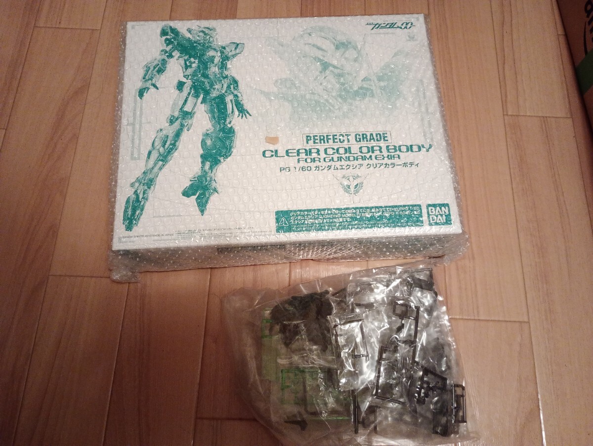 新品未開封　☆　ＰＧ 1/60 ガンダムエクシア クリアカラーボディ 　＋　本体取り付けフレームつき