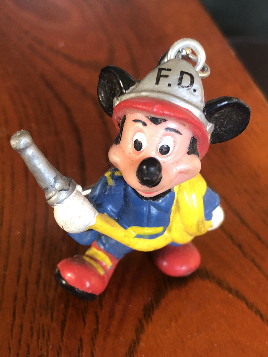 【 Disneyミッキーマウス】消防士　キーホルダー　レトロ　中古　Mickey【2024/12 TY1W】