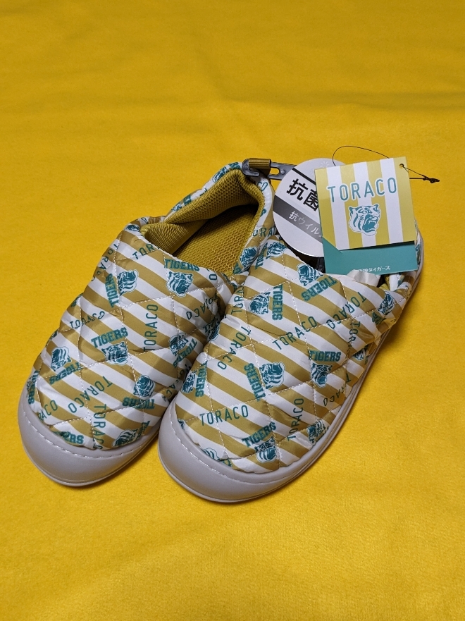 阪神タイガース　TORACOシューズ　26cm(抗菌撥水加工)　（その他のカテゴリーにも出品しています。 出品者＊＊＊＊＊＊＊さんをクリック）