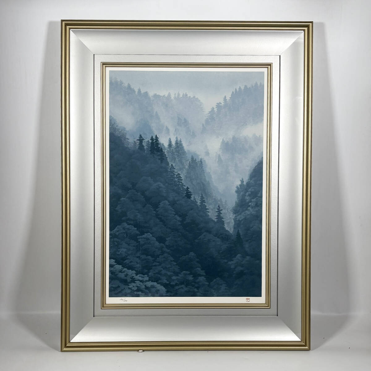 【版画/工芸】■ 東山魁夷 ■ 「霧の山麓」リトグラフ 額装 241202001