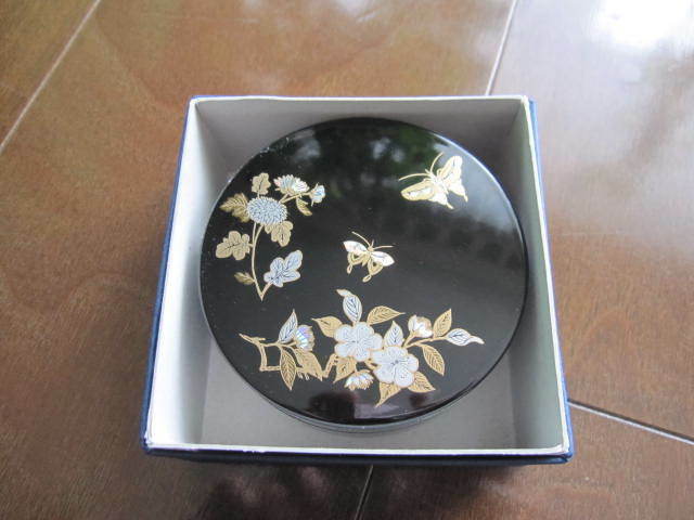 新品・未使用　和製　金箔容器　蓋付　小物入れ　美術工芸品　蝶々　日本製　直径８ｃｍ　和柄　黒色
