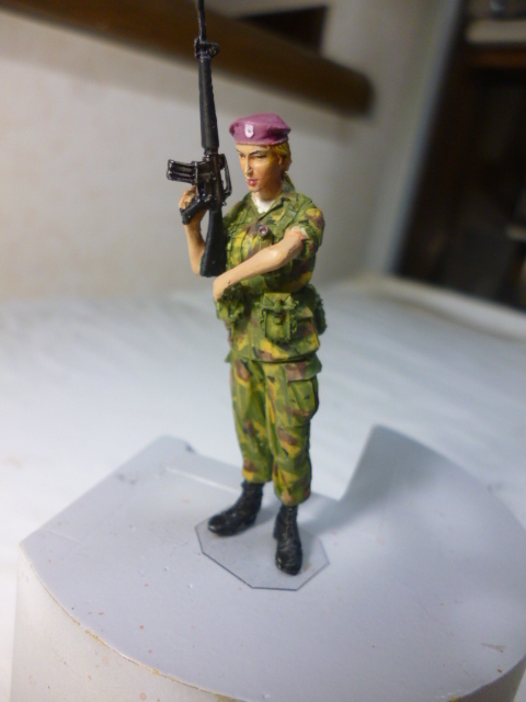 1／３５　現用アメリカ女性兵士レジン完成品A