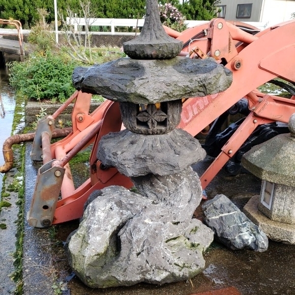 灯籠　石　庭石　日本庭園　和室　古民家　造園