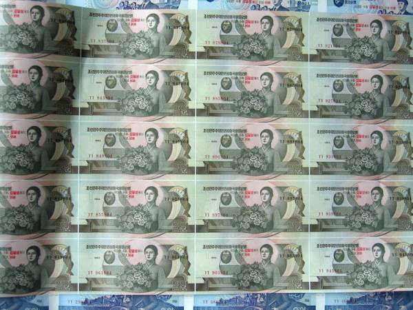 ■北朝鮮■金日成主席生誕95周年記念紙幣 1W 20枚未裁断