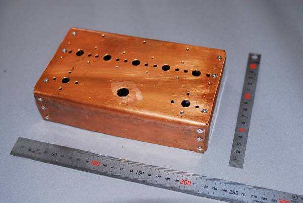 銅製ケース　試作品 タカチの防水ケースの内側