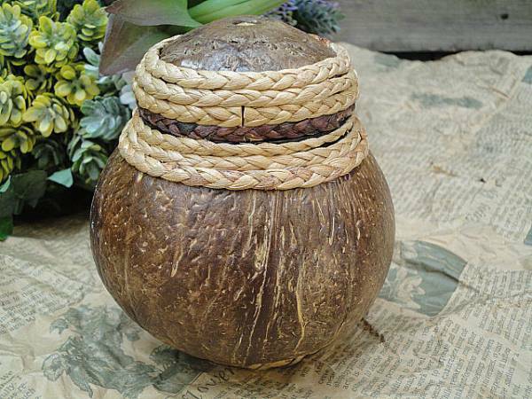 ◆ココナッツの小物入れ◆ 直径12cmx高さ11cm インテリア小物 タイ王国製 32　