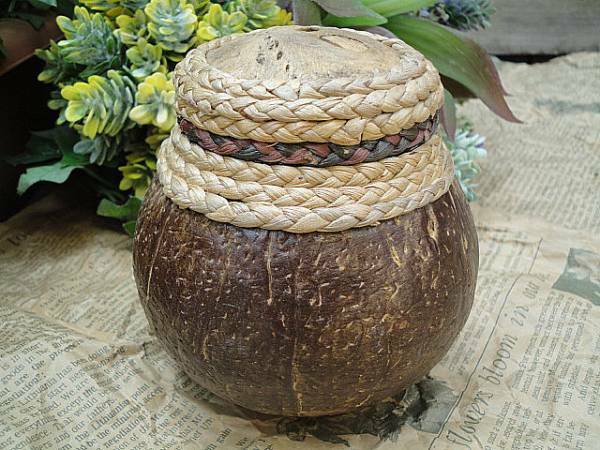 ◆ココナッツの小物入れ◆ 直径12cmx高さ11cm インテリア小物 タイ王国製 34　