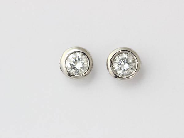 ★★★ Pt ダイアモンド ピアス （新品/送料無料)★★★