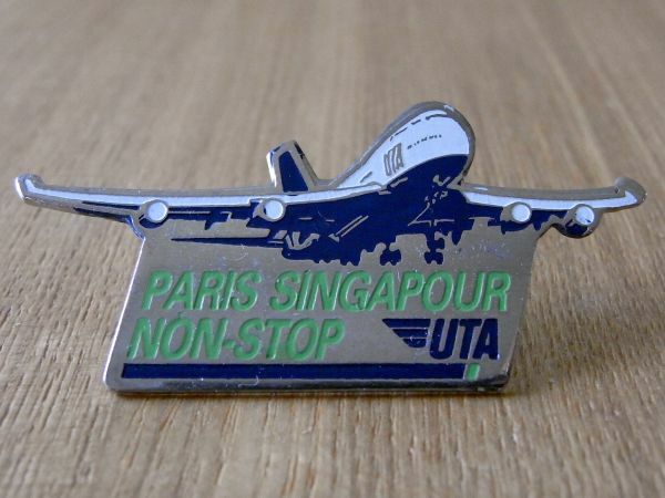 古いピンバッジ：UTA 飛行機 航空 パリ-シンガポール ピンズ #M