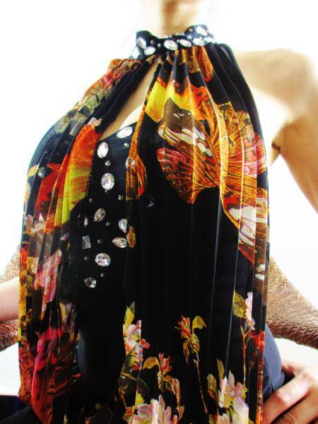 新品キャバワンピ　大幅値下げ　花蝶柄黒ネックストール セクシーミニタイトドレス 黒 