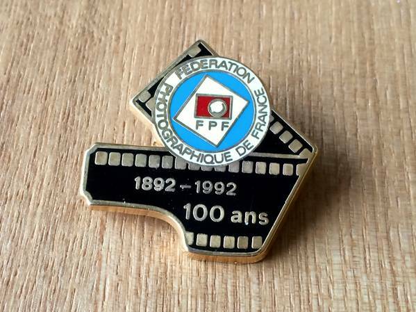 古い ピンバッジ : 100周年 カメラ フィルム ロゴ その他 ピンズ #I