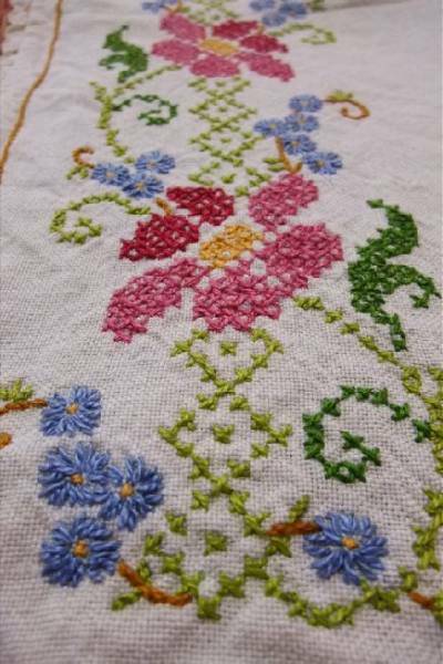 北欧クロスステッチ刺繍のテーブルセンター　花柄　ハンドメイド