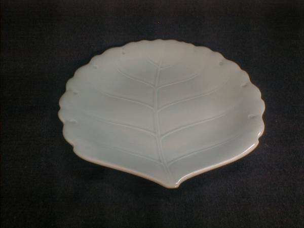 未使用　鮮やか飴色　葉っぱ型　24cm　526g　陶器製プレート皿