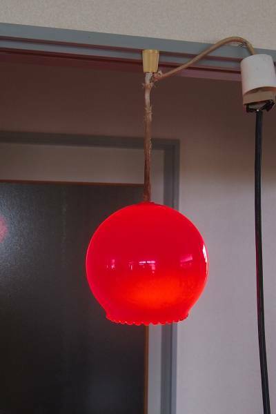【天】昭和の懐かしい　赤色のガラスでぎざぎざの付いた吊り下げ照明 レトロポップ　