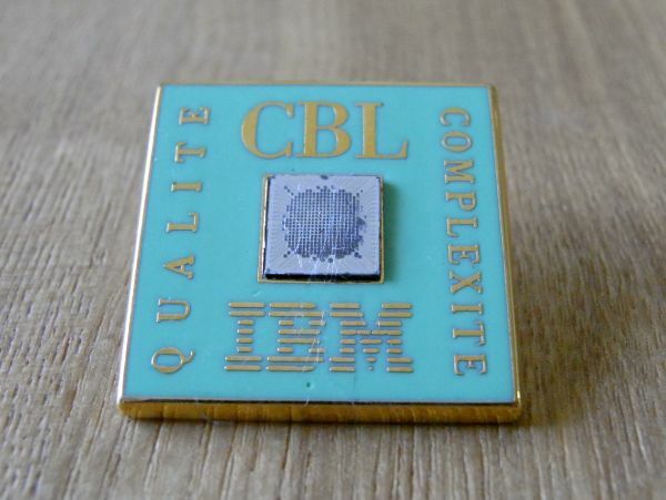 古い ピンバッジ : IBM 半導体 CBL チップ 緑 ロゴ ピンズ #O