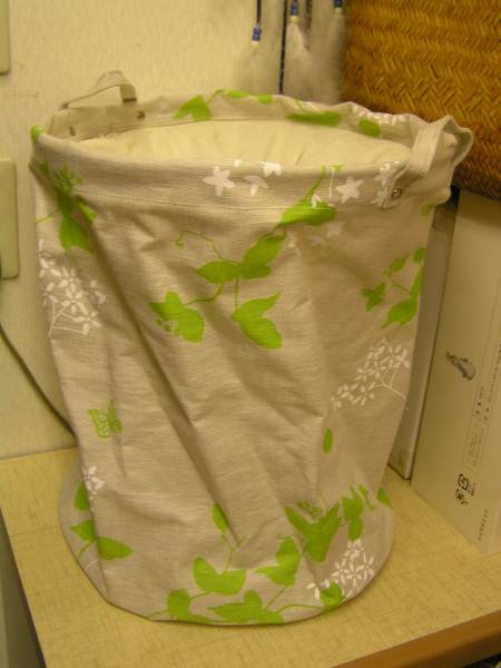 帆布製のランドリーバッグ《グリーン系草木柄》
