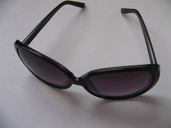 【新品・即決】　大切な眼を守る、大変軽い　ＵＶカット男性/女性兼用黒メガネ　　　全国一律送料：４００円