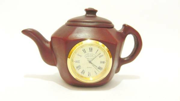 イギリス ティーポット型時計 タン（褐色）